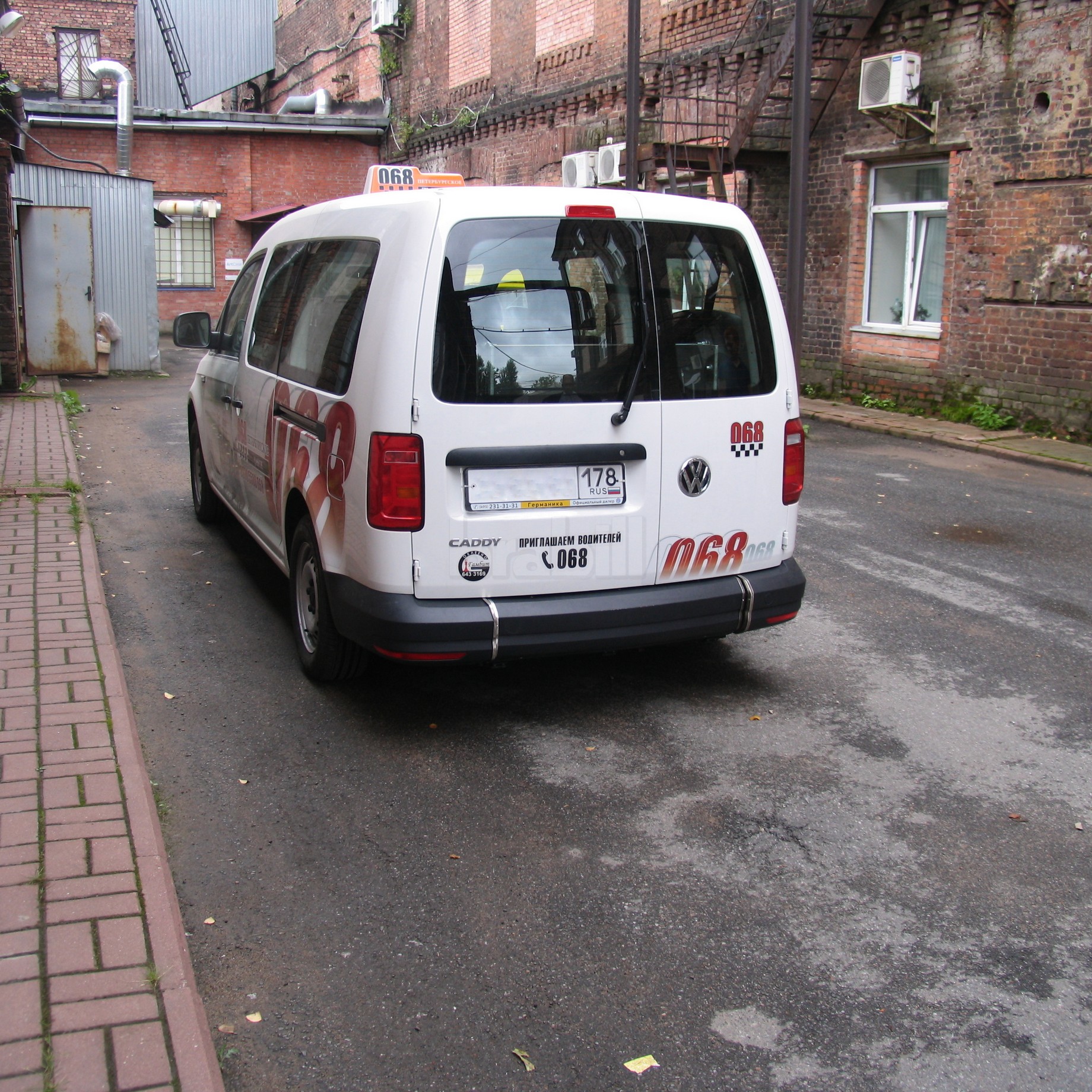 Переоборудование микроавтобуса Volkswagen Caddy Maxi в автомобиль социального такси с возможностью перевозки в кресле-коляске