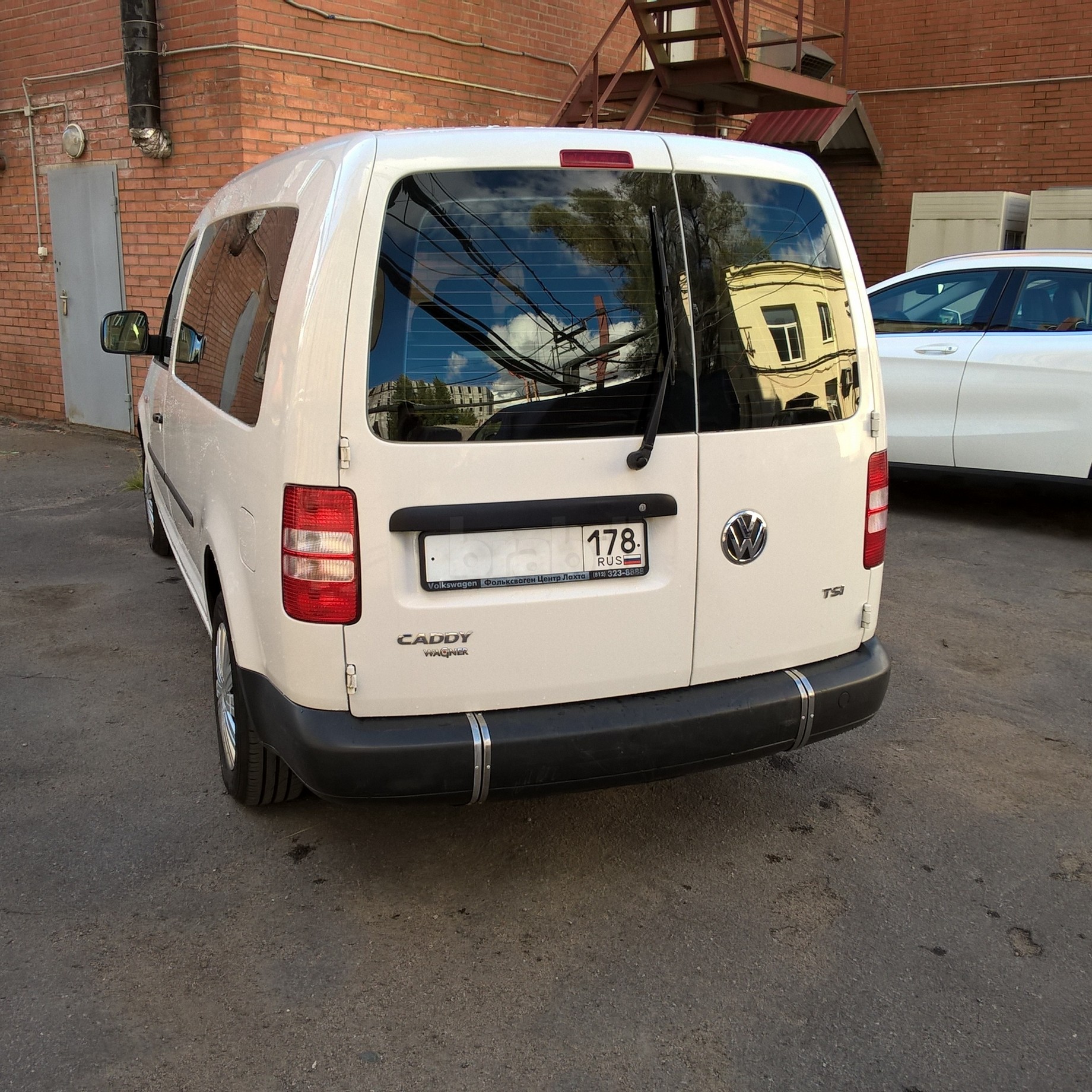 Переоборудование несколько микроавтобусов Volkswagen Caddy Maxi в автомобили социального такси с возможностью перевозки в кресле-коляске