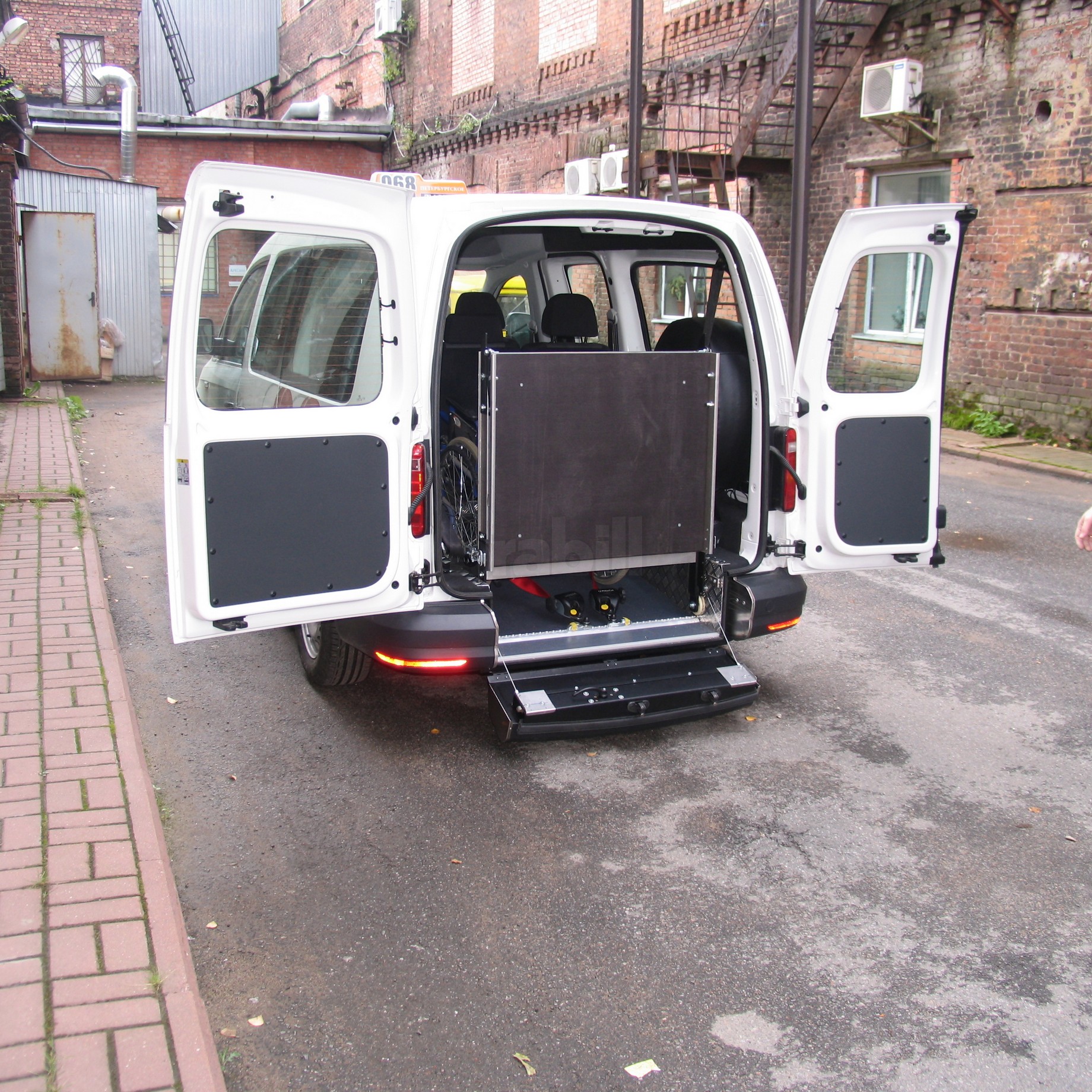 Переоборудование микроавтобуса Volkswagen Caddy Maxi в автомобиль социального такси с возможностью перевозки в кресле-коляске