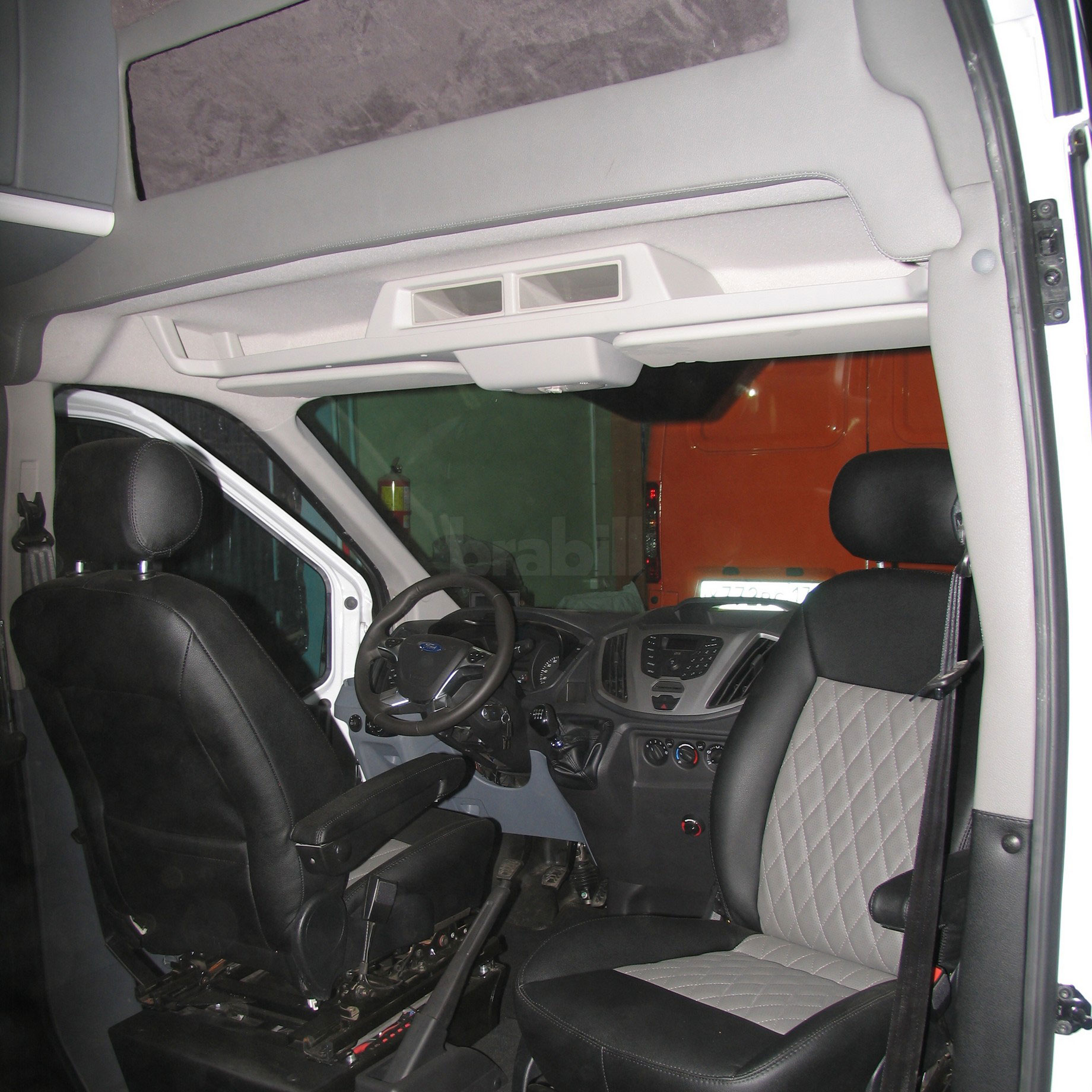 Переоборудование Ford Transit в грузопассажирский микроавтобус с возможностью перевозки 2 мотоциклов