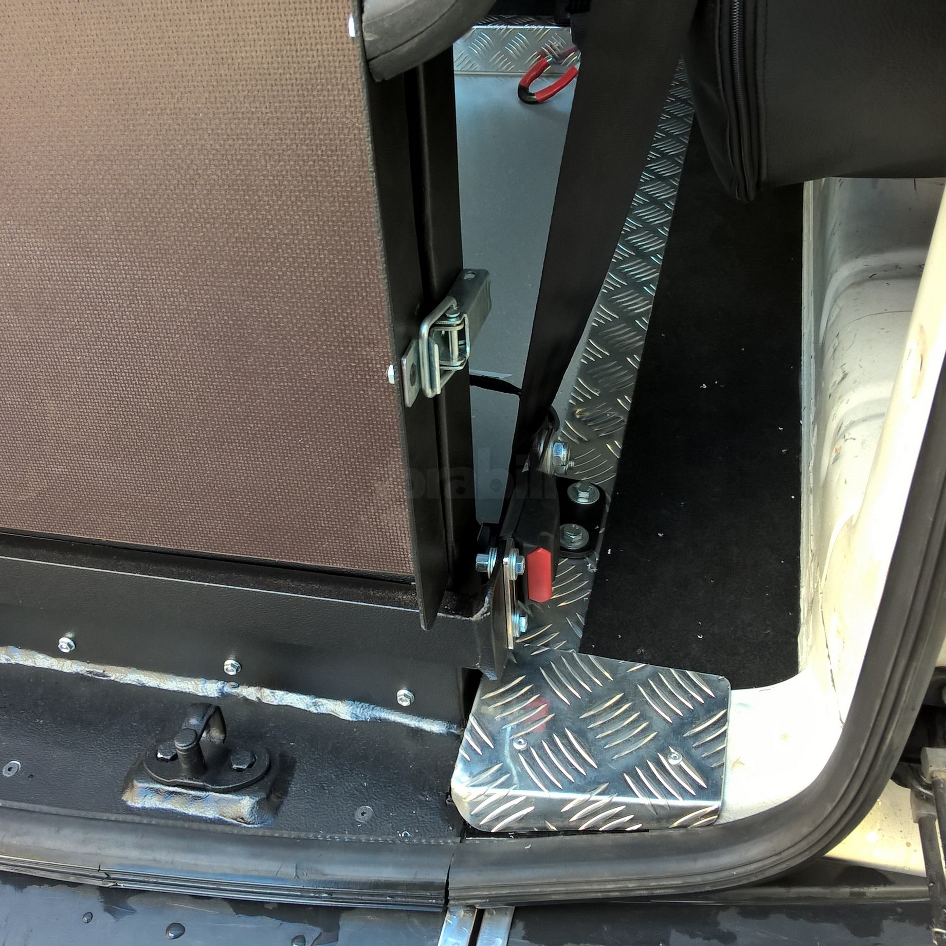 Переоборудование несколько микроавтобусов Volkswagen Caddy Maxi в автомобили социального такси с возможностью перевозки в кресле-коляске