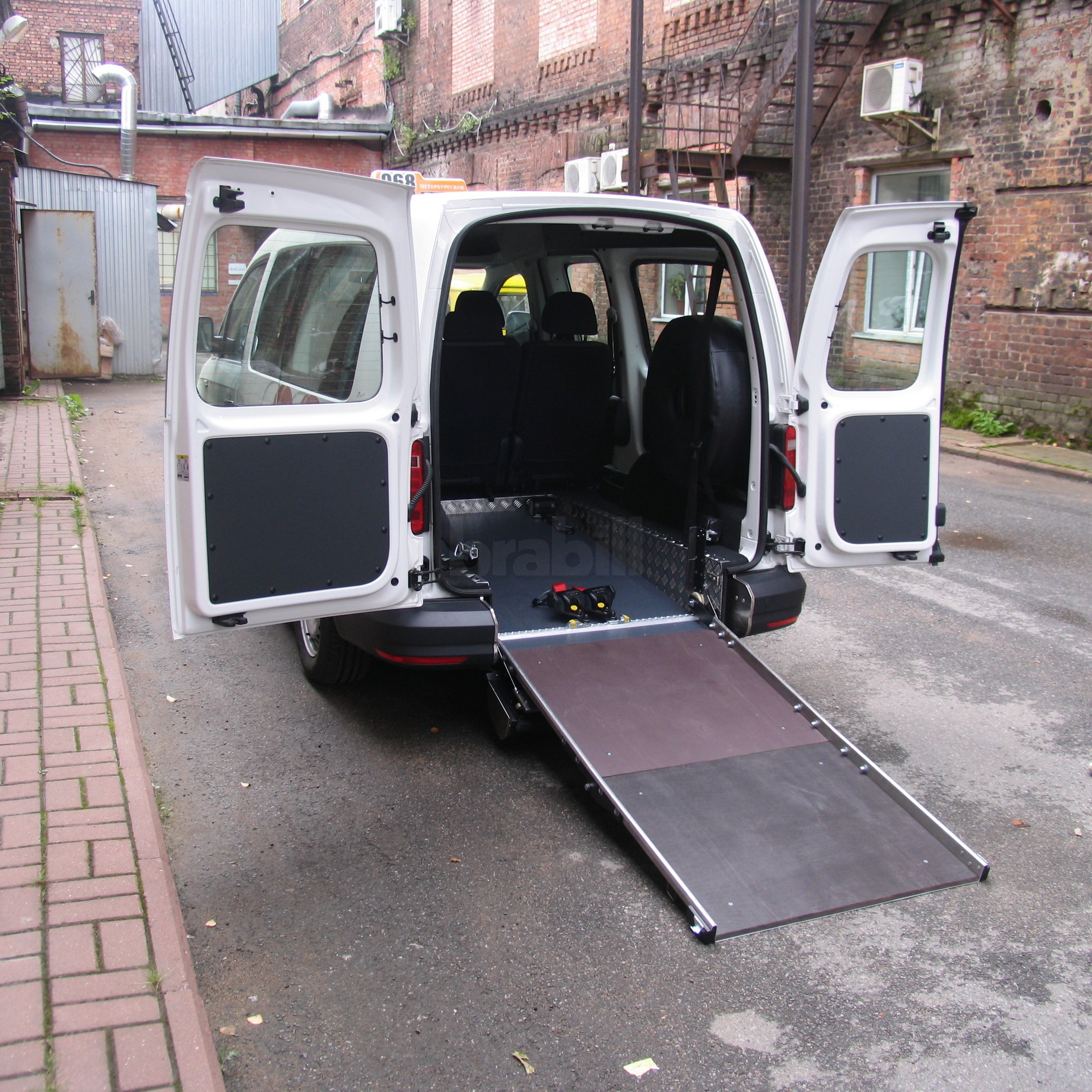 Переоборудование микроавтобуса Volkswagen Caddy Maxi в автомобиль социального такси с возможностью перевозки в кресле-коляске