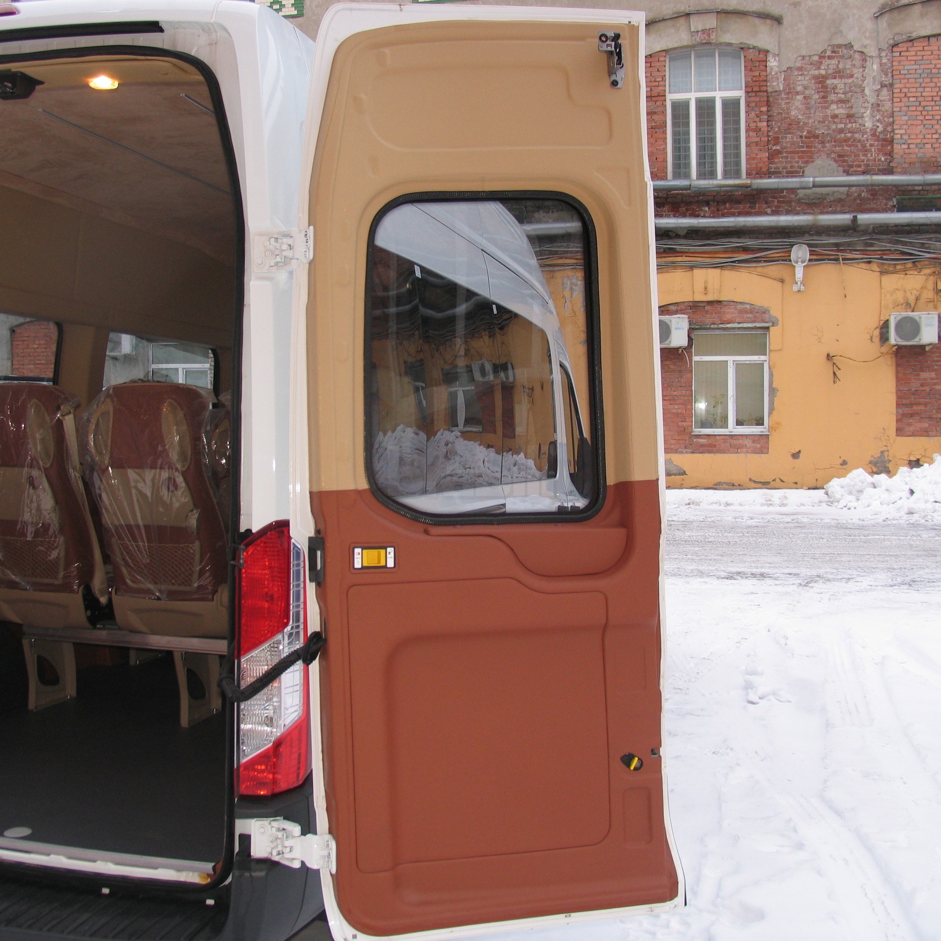 Переделка фургона Ford Transit в пассажирский микроавтобус