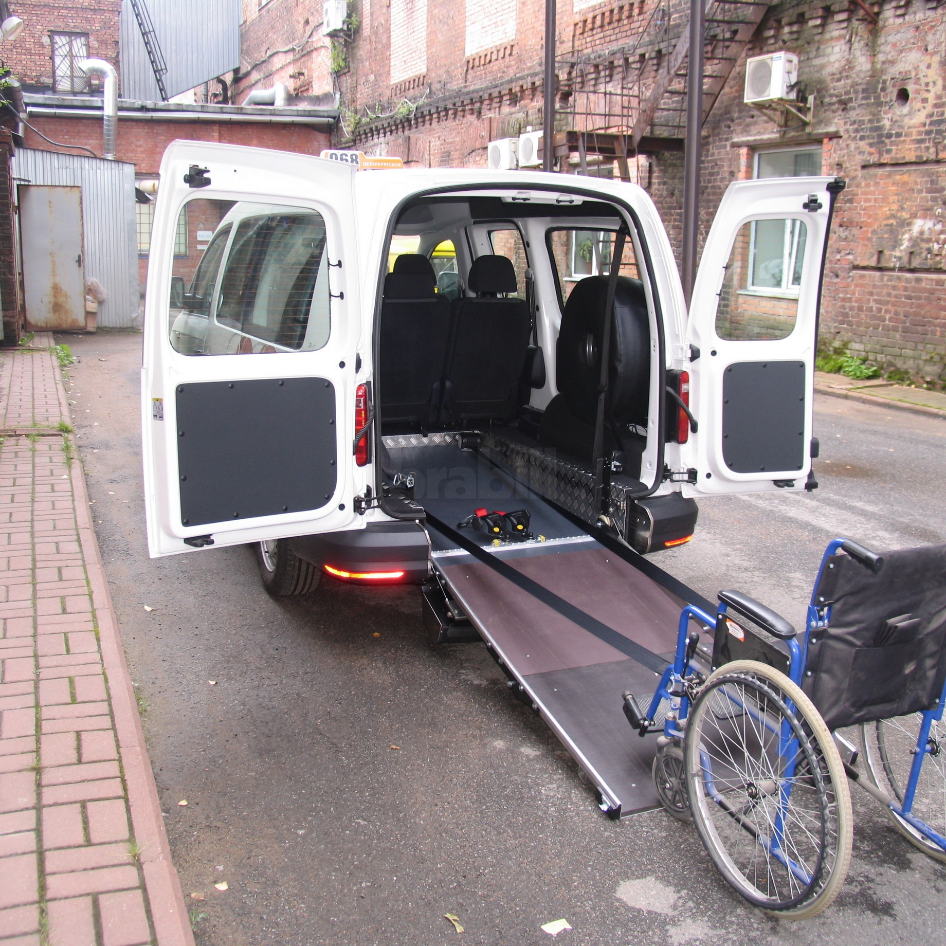Переоборудование микроавтобуса Volkswagen Caddy Maxi в автомобиль социального такси с возможностью перевозки в кресле-коляске