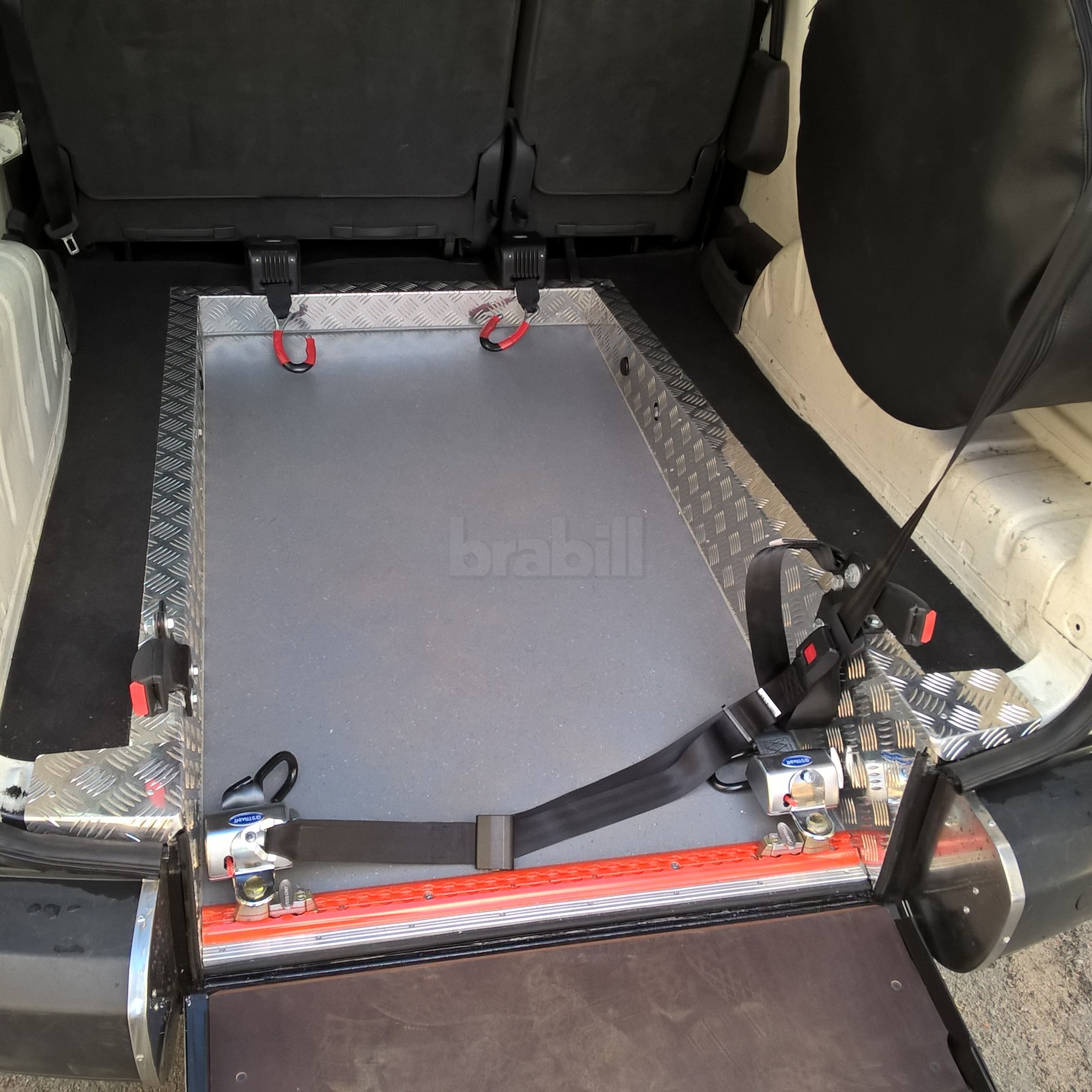 Переоборудование несколько микроавтобусов Volkswagen Caddy Maxi в автомобили социального такси с возможностью перевозки в кресле-коляске