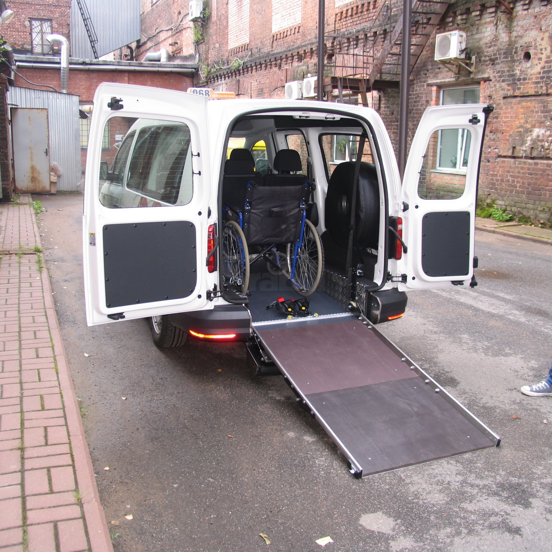 Переоборудование микроавтобуса Volkswagen Caddy Maxi в автомобиль социального такси с возможностью перевозки в кресле-коляске