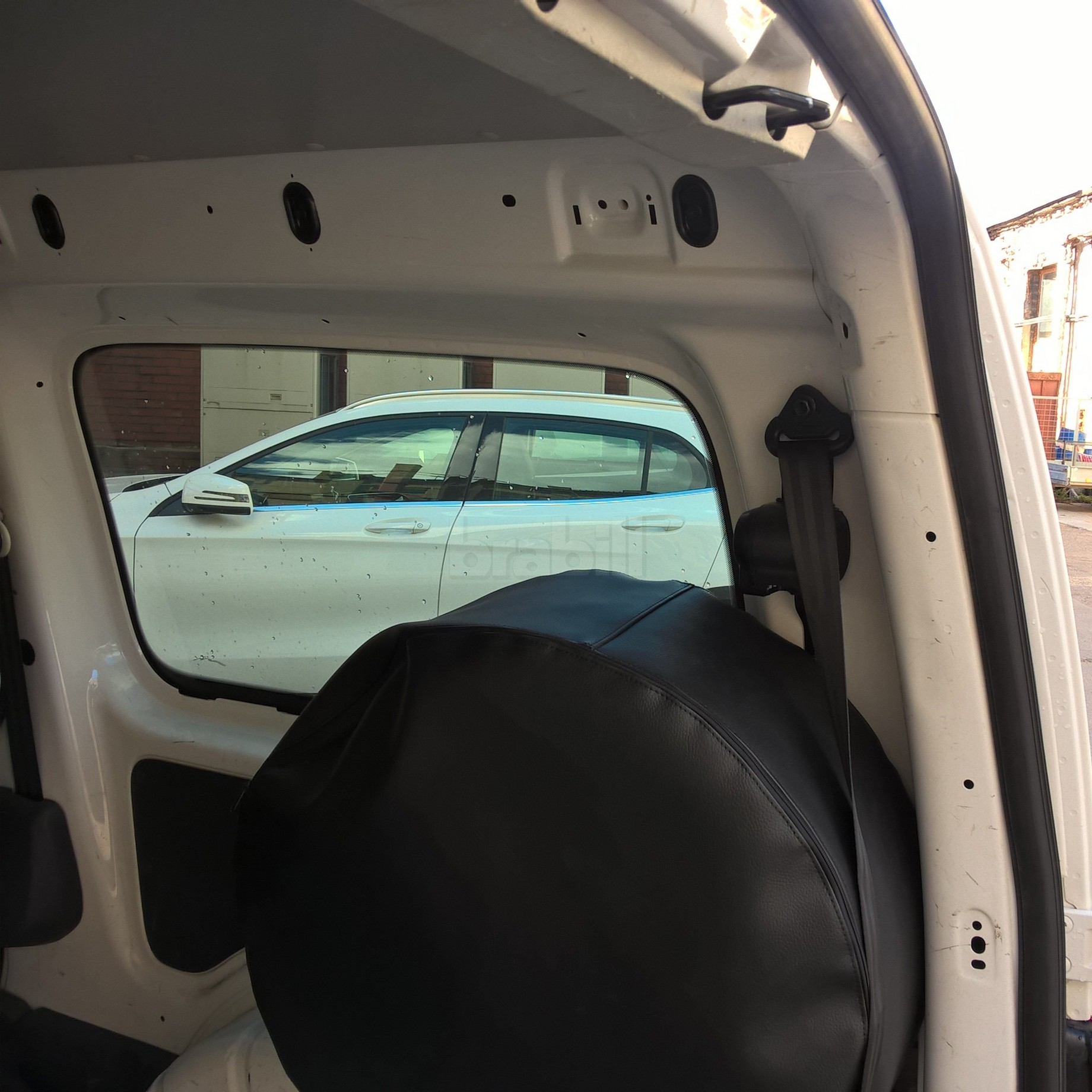 Переоборудование несколько микроавтобусов Volkswagen Caddy Maxi в автомобили социального такси с возможностью перевозки в кресле-коляске