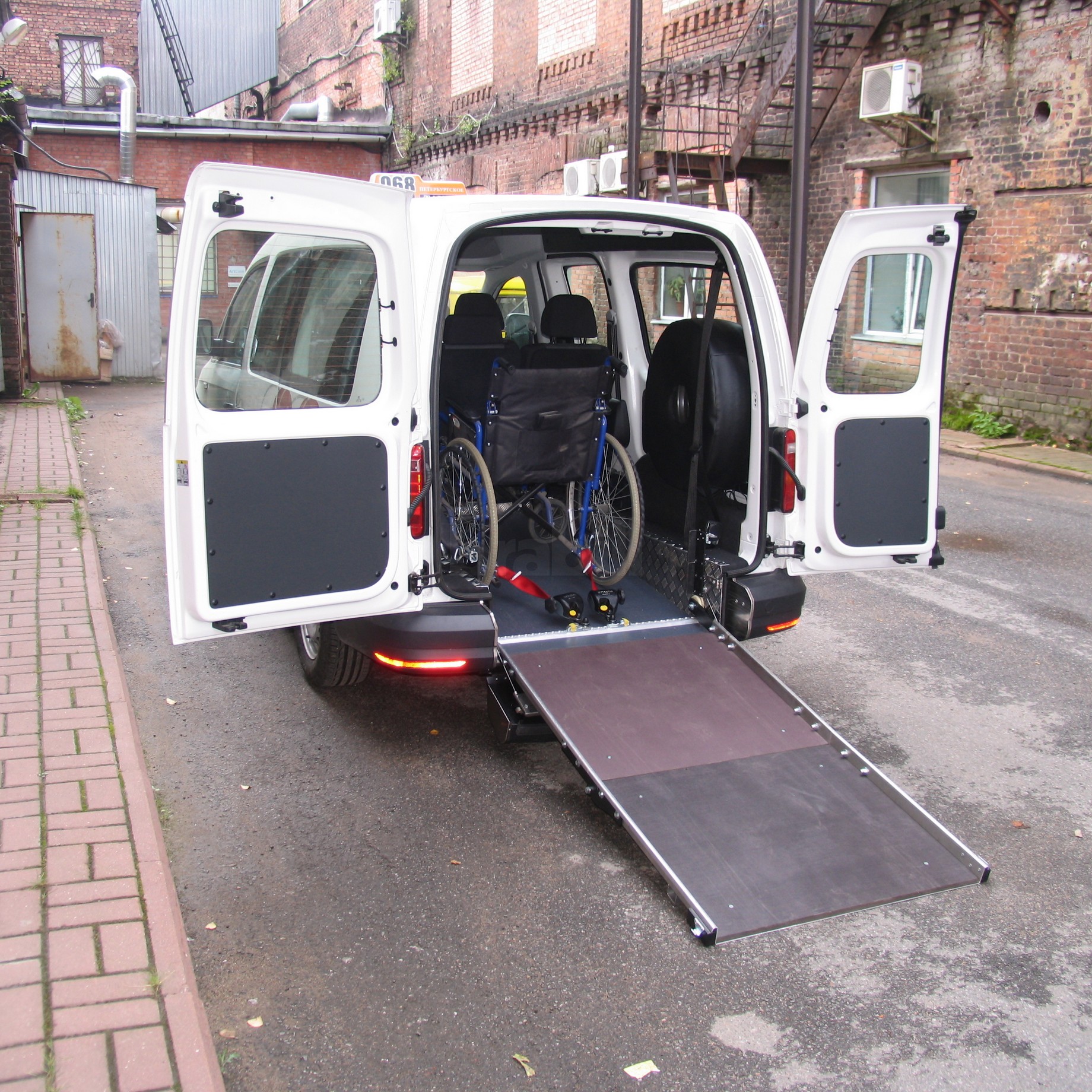 Переоборудование микроавтобуса Volkswagen Caddy Maxi в автомобиль социального такси с возможностью перевозки в кресле-коляске