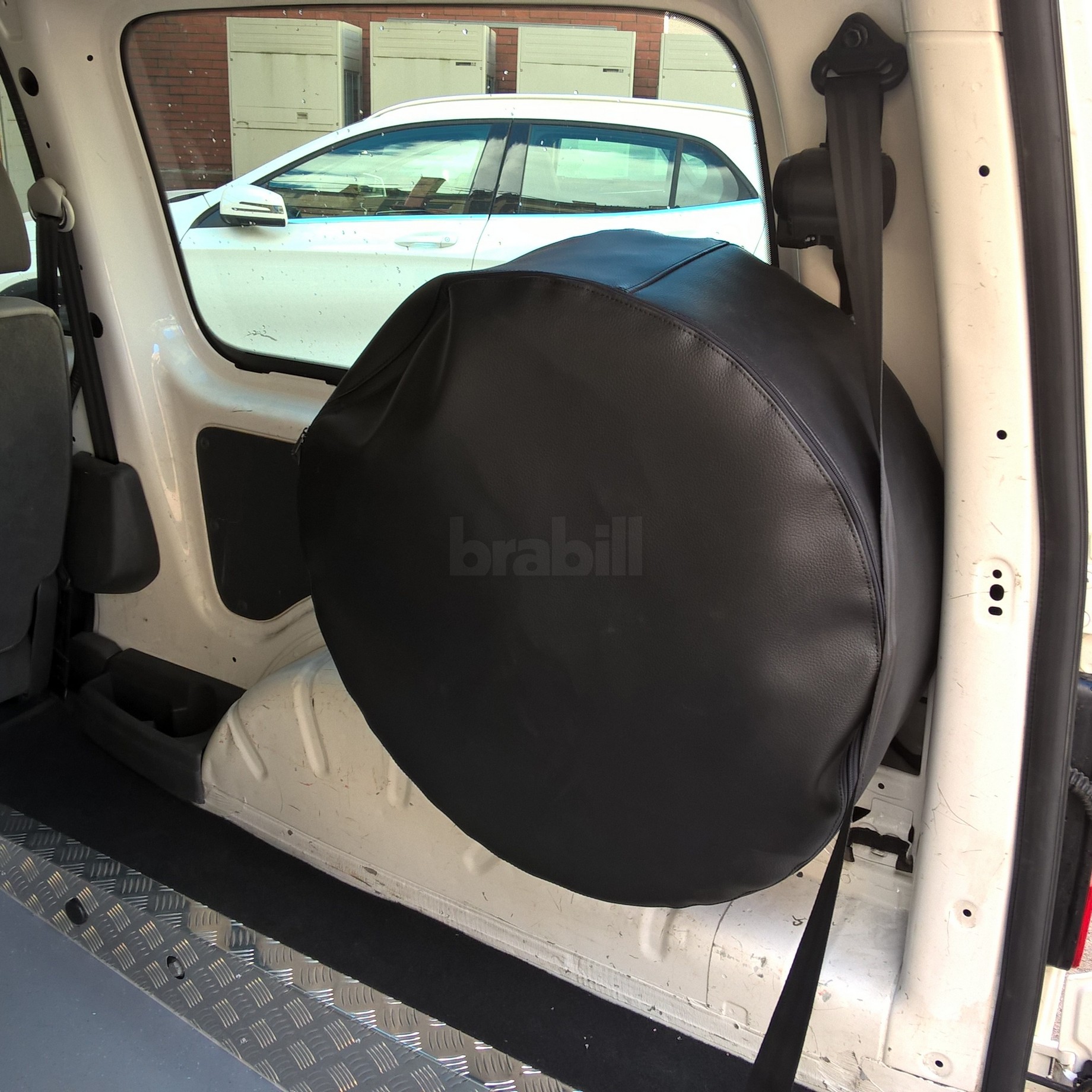Переоборудование несколько микроавтобусов Volkswagen Caddy Maxi в автомобили социального такси с возможностью перевозки в кресле-коляске